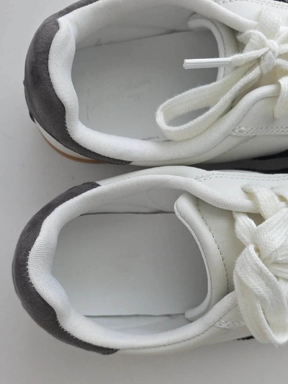 Universal Thread Cream and Black Retro-Style Sneakers with Gum Sole 6.5
